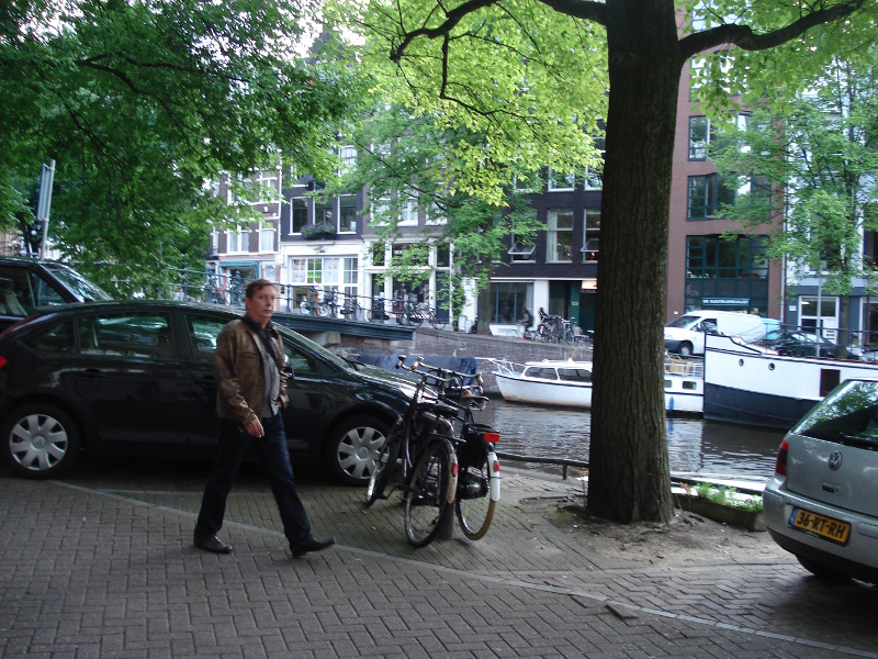 Amsterdam wieczorem 11 sierpnia 2008; mężczyzna w brązowej kurtce